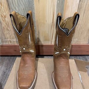 Elegant Tan Leather Western Boots